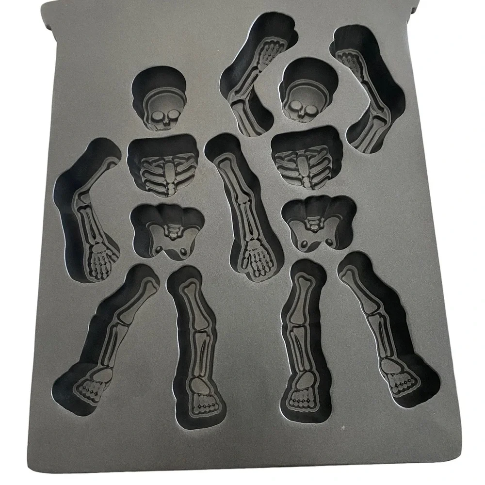 WILLIAMS-SONOMA Cast Aluminum Dancing Skeleton Cake Pan